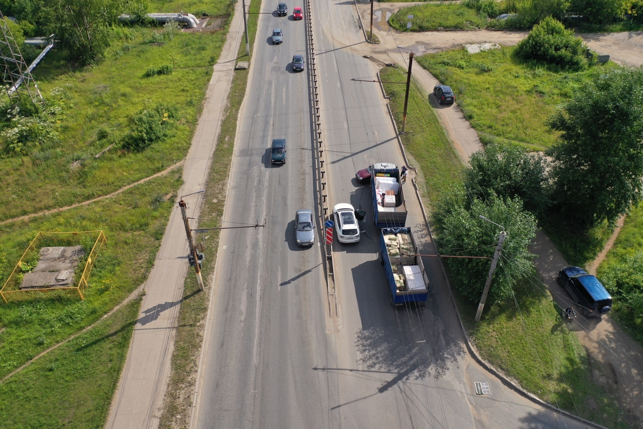 В Кирове из-за столкновения КамАЗа и легковушки машины едут по тротуарам