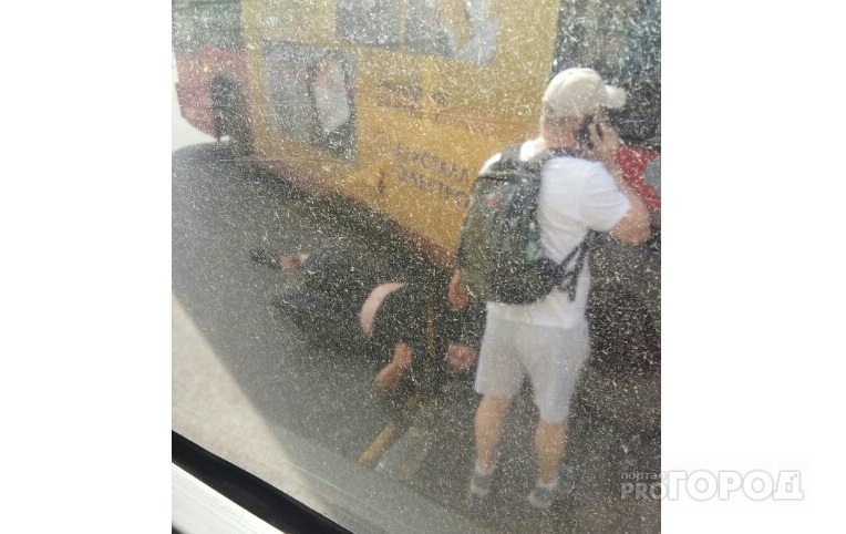 Очевидцы: «На улице Воровского сбитого мотоциклиста протащил автобус»