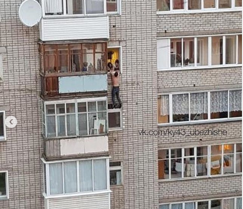 Кировчанин повис на краю окна на высоте пятого этажа