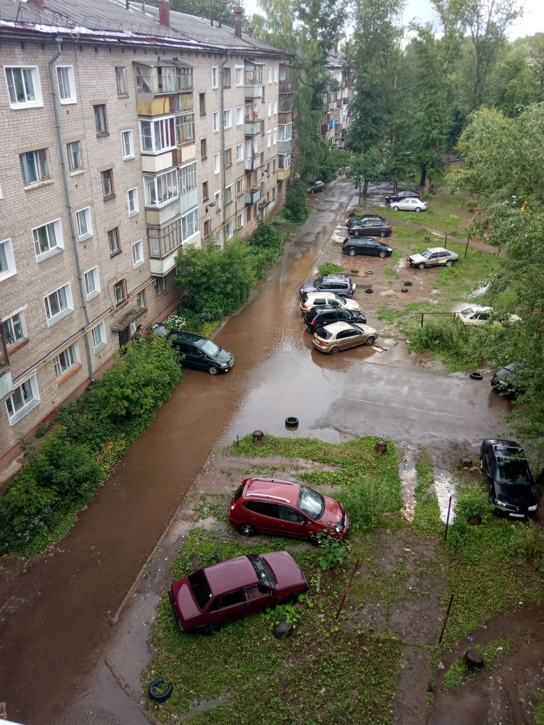 В Кирове после сильного дождя затопило двор