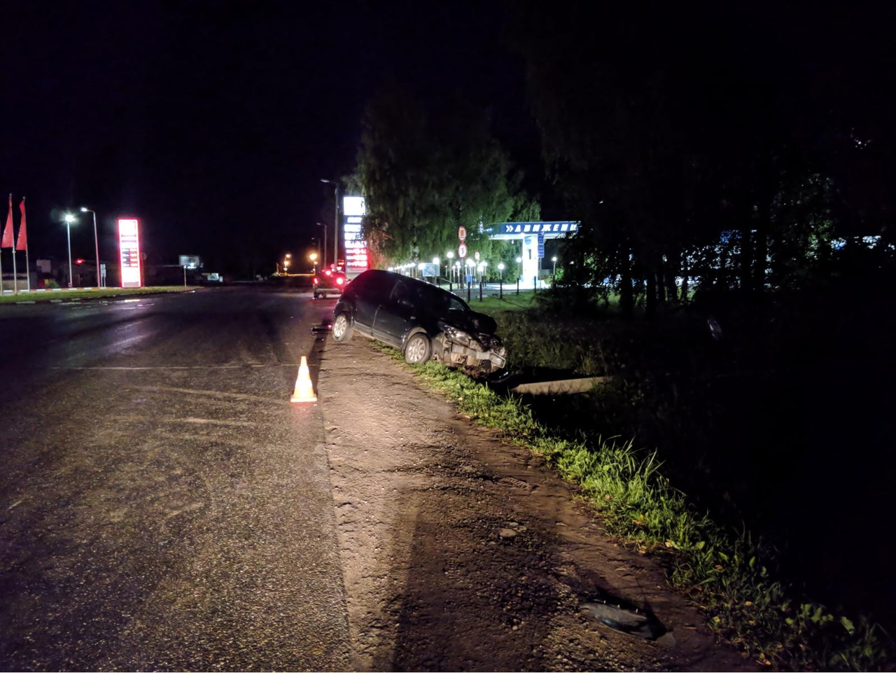 Ночью в Кирове водитель на Renault въехал в столб и убежал