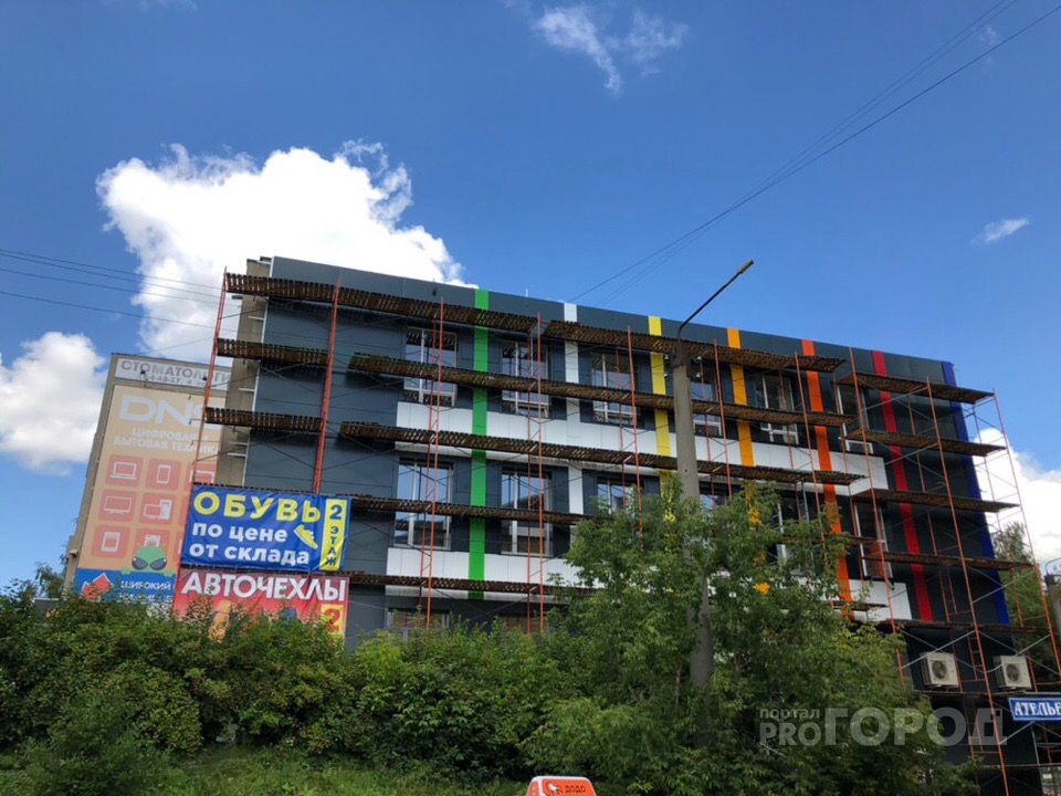 Фото дня: фасад Дома фото в Кирове становится разноцветным