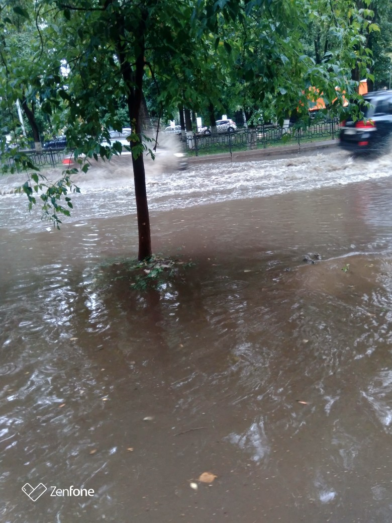 Улицы Кирова плавают после каждого сильного дождя: фото из соцсетей