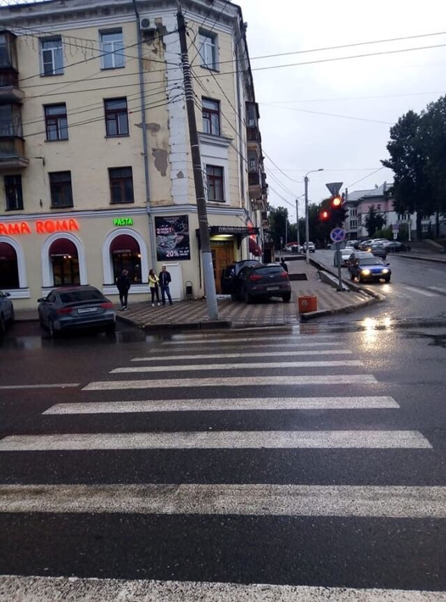 Молодой водитель на кроссовере чуть не въехал в ресторан в центре Кирова
