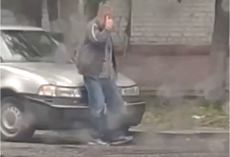 Видео: в Кирове мужчина остановил собой машину, пытавшуюся скрыться с места ДТП
