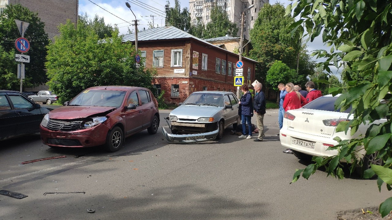 «Пострадавший жив, но сам встать не может»: очевидцы о ДТП в центре Кирова