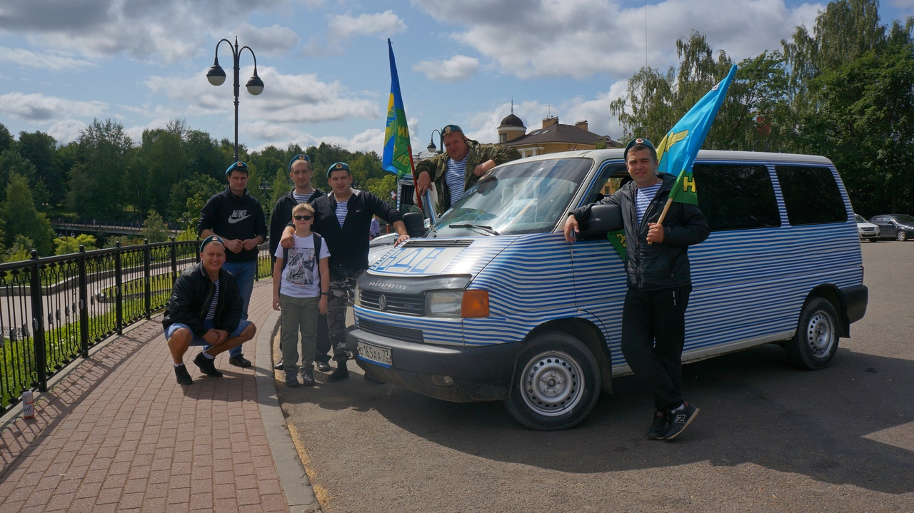 В День ВДВ на набережной Кирова заметили микроавтобус в тельняшке