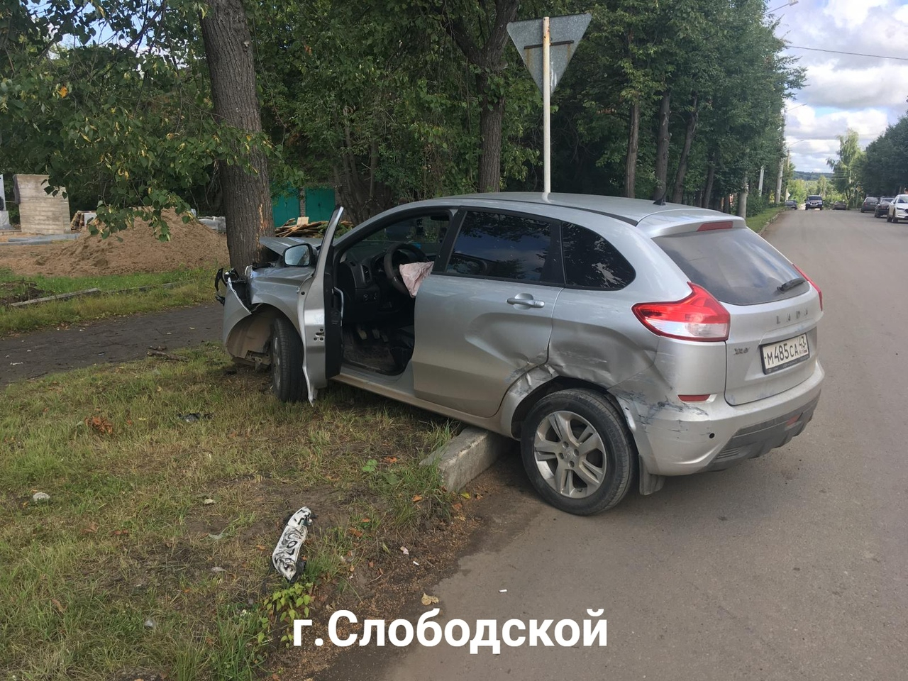 В Кировской области после ДТП машина врезалась в дерево