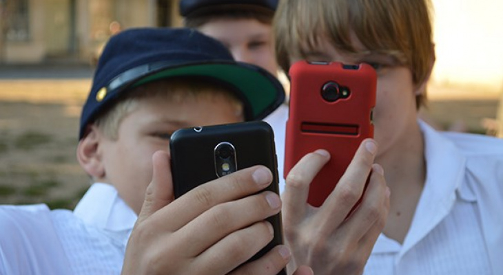 Лишают телефона: в Кирове школьникам запретили использовать смартфоны с интернетом