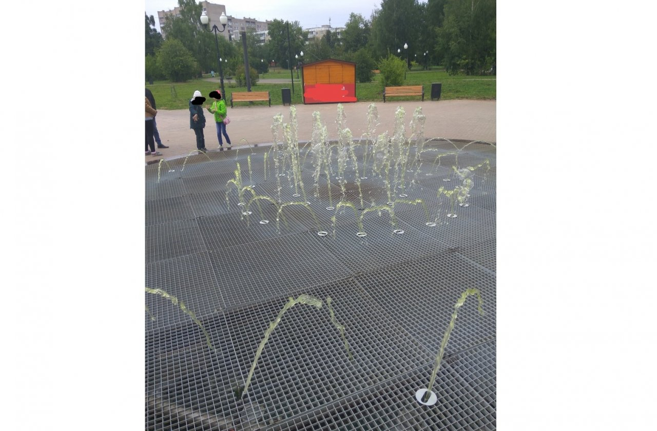 Из самого нового фонтана в Кирове в Кочуровском парке начала бить зеленая вода