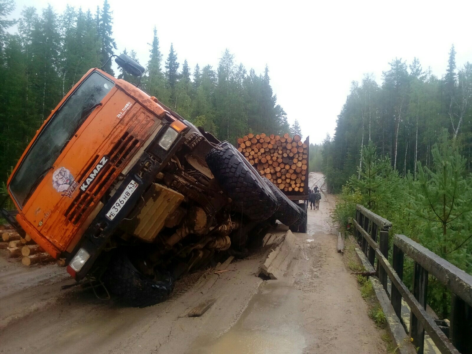 В Кировской области под КамАЗом провалился мост