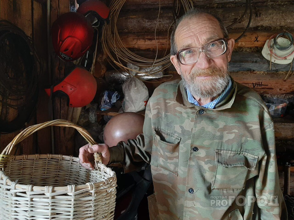 «Телефон разрывается»: обманутый дедушка из Субботихи после публикации смог продать все корзины для грибов