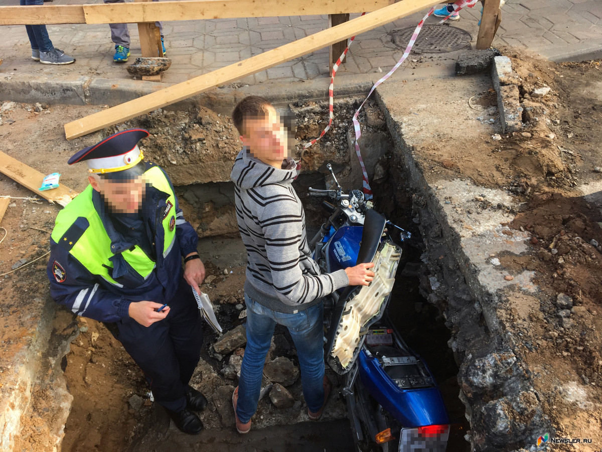 В Кирове мотоциклист улетел в раскопанную коммунальщиками яму