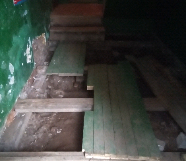 «Вскрыли полы и пропали»: ремонт подъезда в Гирсовском переулке возмутил жителей