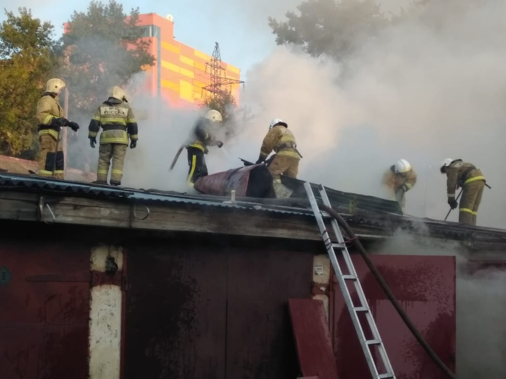 Из-за пожара у ТЦ Jam Молл спасатели перекрывали улицу