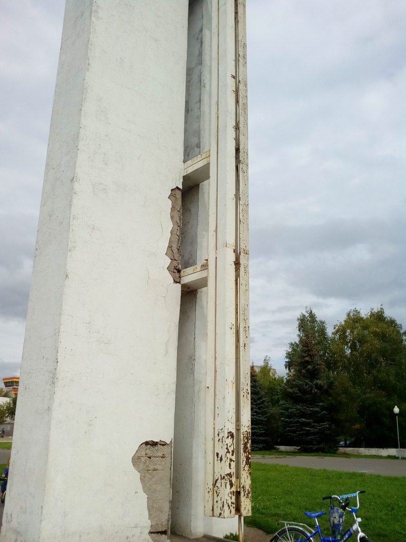 В Кирове в парке у Дворца пионеров разрушается стела