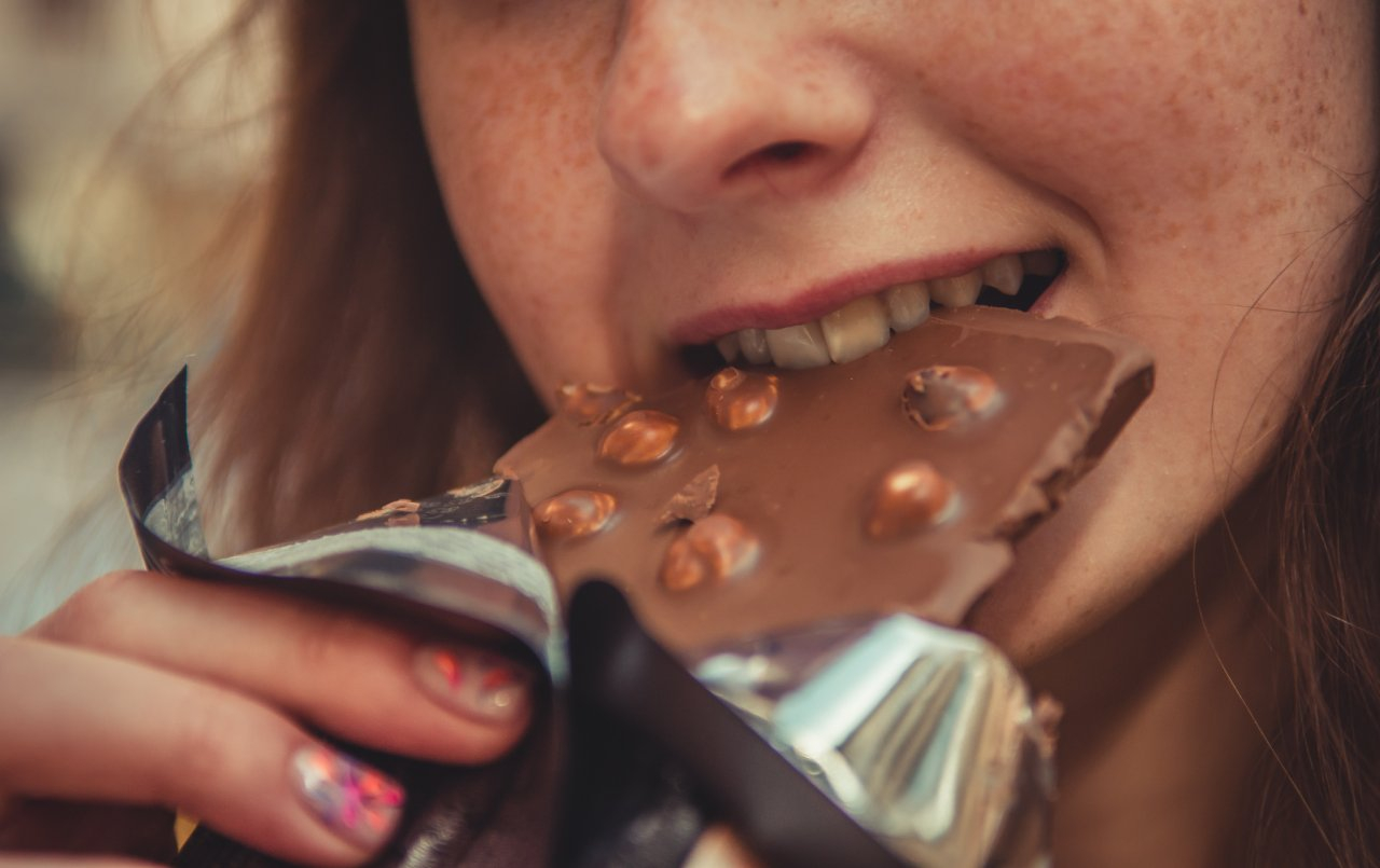 5 вредных привычек, которые портят зубы