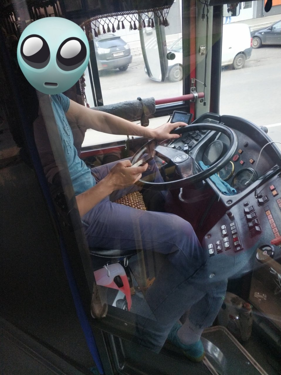 В Кирове водителю автобуса №23 снизят премию за разговоры по телефону во время движения