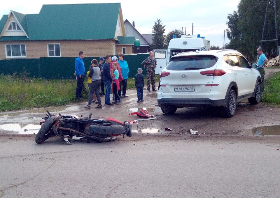 Два нарушителя на дороге: в Верхошижемье мотоциклист-бесправник врезался в Hyundai