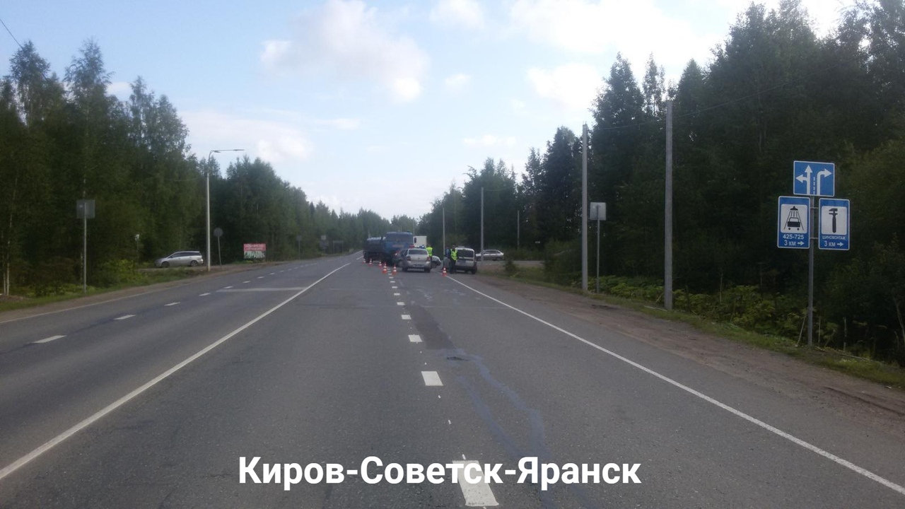 В Кировской области «Лада» влетела в КамАЗ: есть пострадавшие