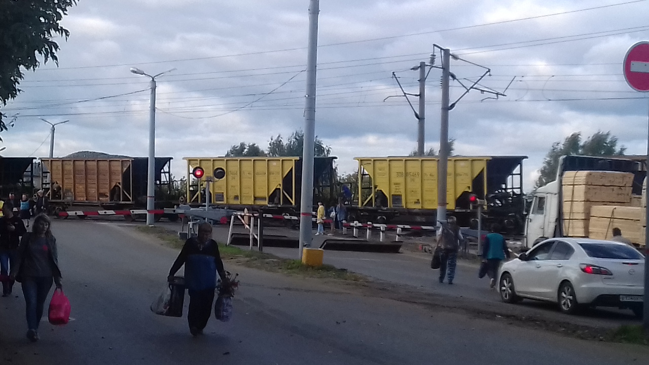 В Нововятске из-за закрытого переезда люди рискуют попасть под поезд