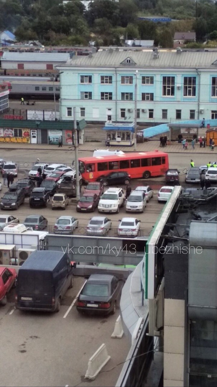 Подробности ДТП: автобус снес ограждение и 9 автомобилей у Ж/Д вокзала