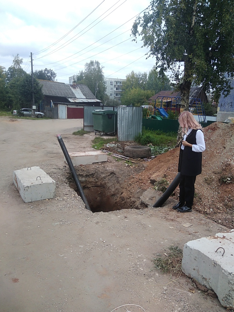 "Дочь ободрала живот, пришла вся сырая": в Слободском девочка упала в яму