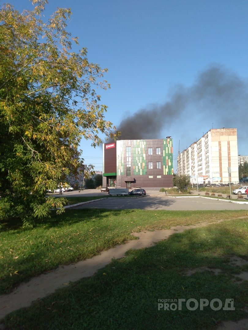 Утром в Кирове загорелось здание крупного ТЦ в юго-западном районе