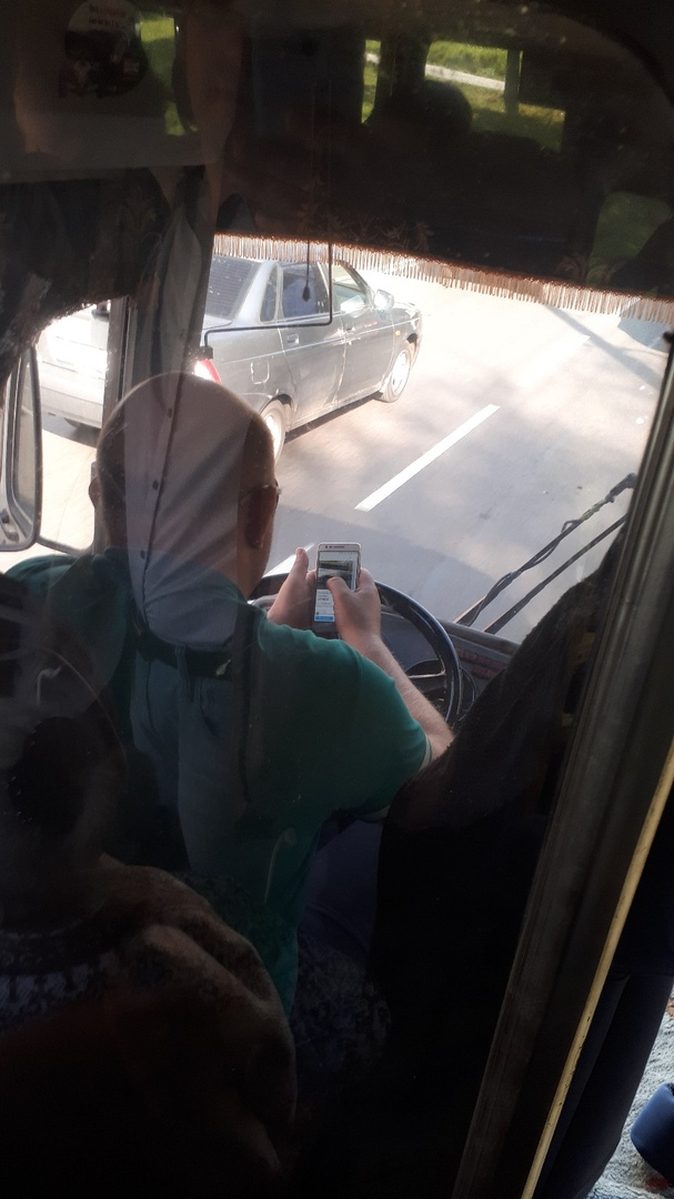 В Кирове водитель управлял автобусом локтями