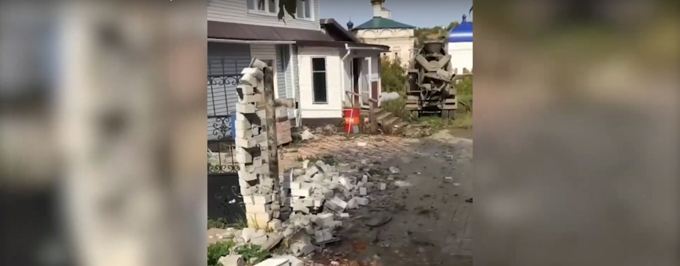 Неуправляемая бетономешалка снесла забор в элитном районе Кирова