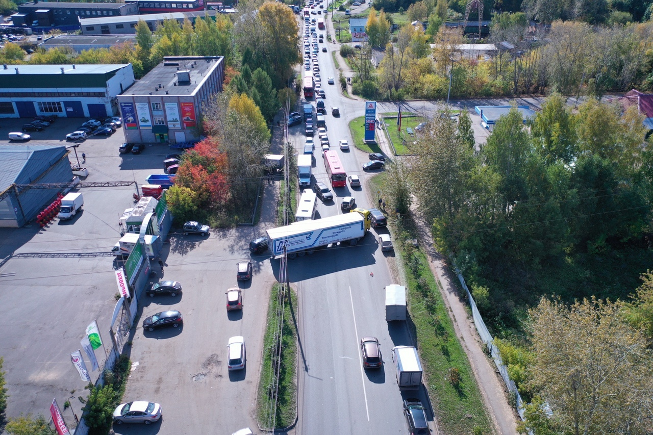 Фура перекрыла дорогу на Лепсе: автобусы высаживают пассажиров