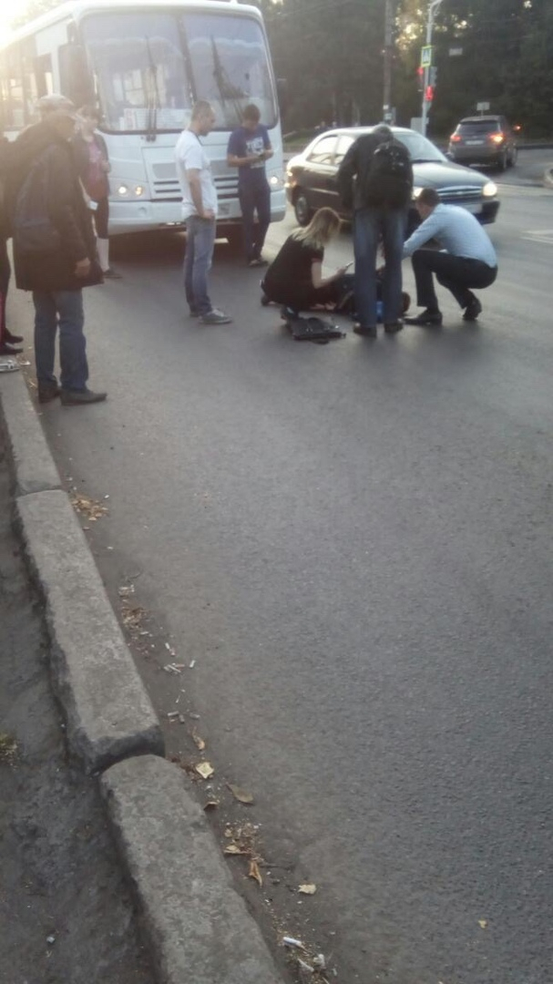 В Кирове у нового путепровода автобус сбил ребенка: на месте работают скорая и полиция