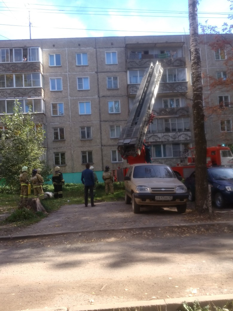 В Кирове спасатели сняли с крыши 5-летнего ребенка