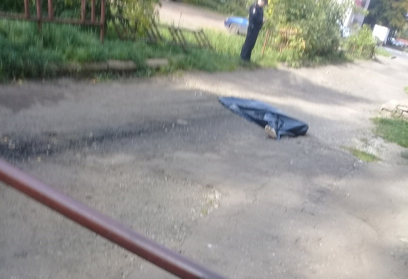 В центре Кирова с высоты 5 этажа выпала женщина