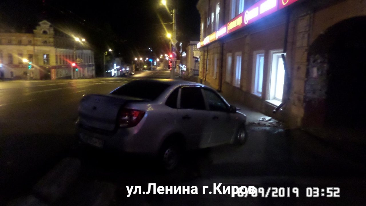 Девушка въехала на машине в историческое здание в центре Кирова