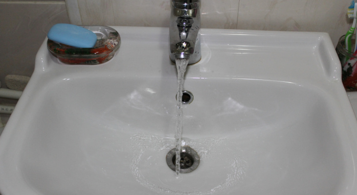 "Пробы воды в норме": "Водоканал" ответил на массовые жалобы кировчан на пахнущую воду