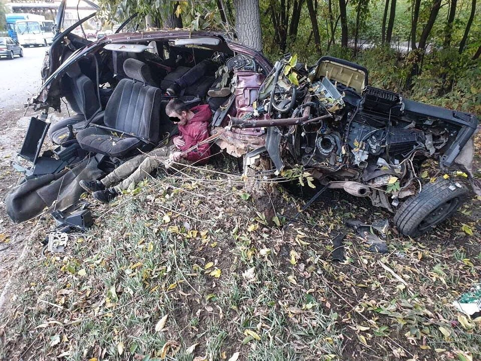 Машину разорвало пополам: в Кирове произошла серьезная авария