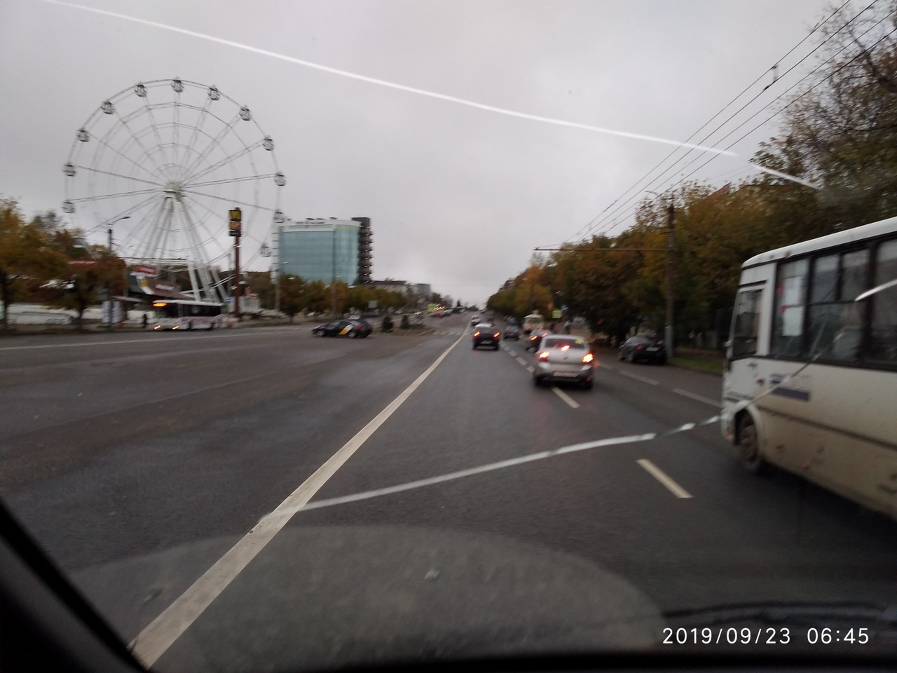 «Издеваются?»: на Октябрьском проспекте парковку отгородили полосой