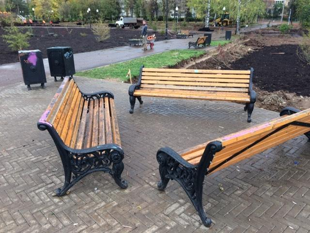Сдвинуты скамейки, изуродованы урны: во что превратился Кочуровский парк