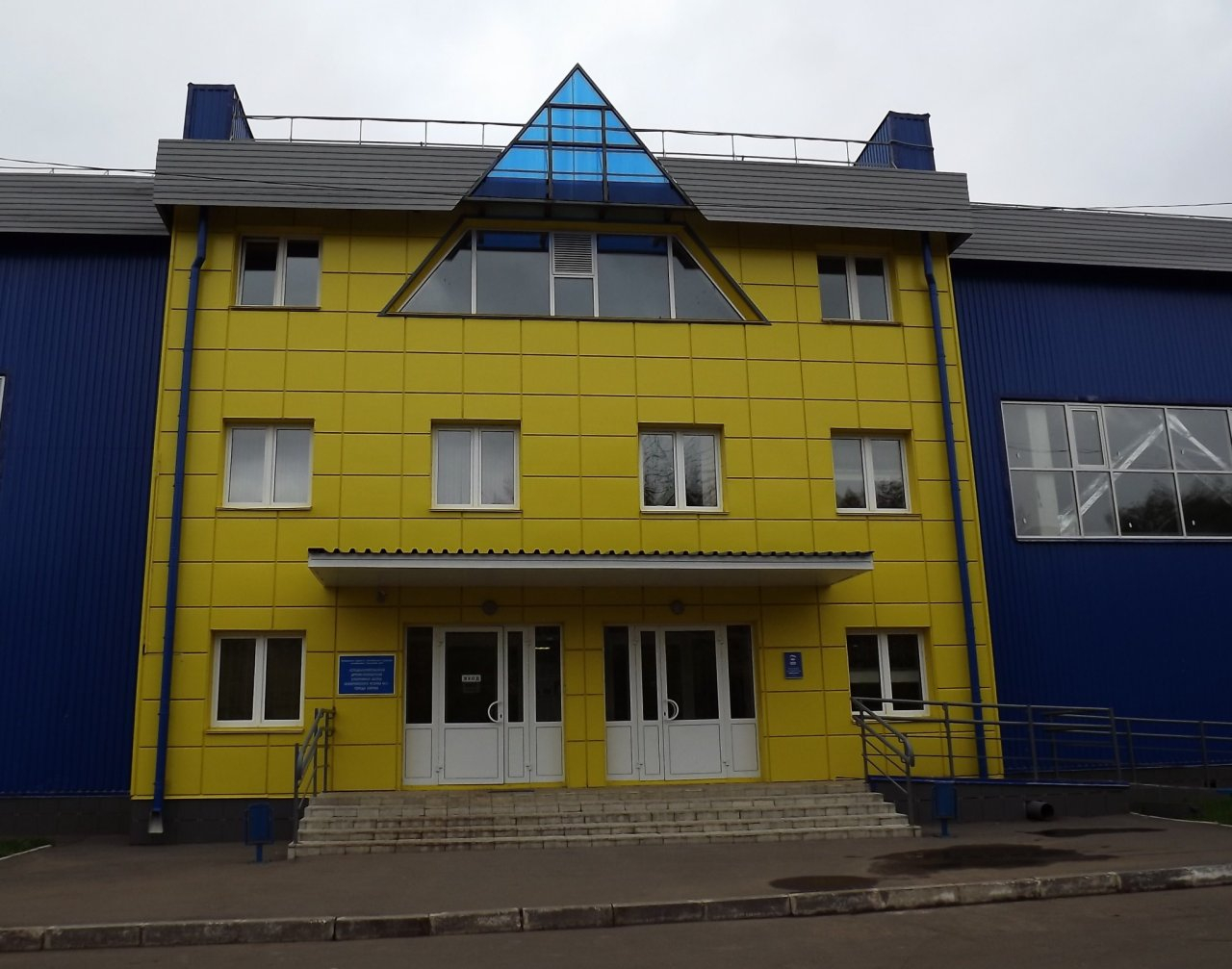 Дети тренируются на лестницах: в спортивной школе в Кирове не могут поделить помещение