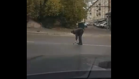 Видео: кировчанин закрашивает сплошную линию на улице Чапаева