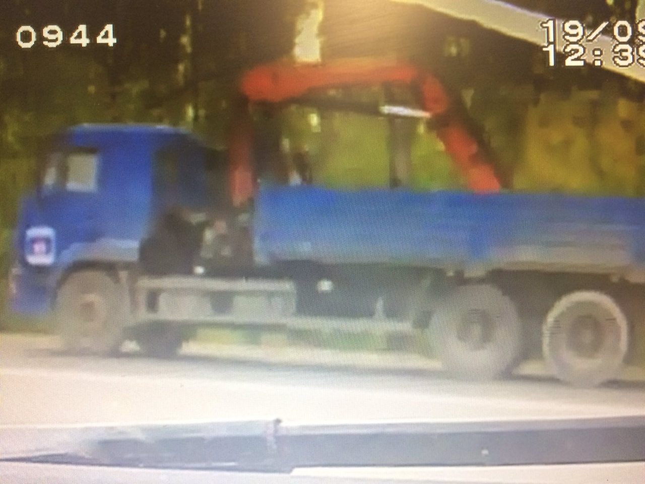 В Дымково неустановленный водитель повредил новый светофор: появились подробности ДТП