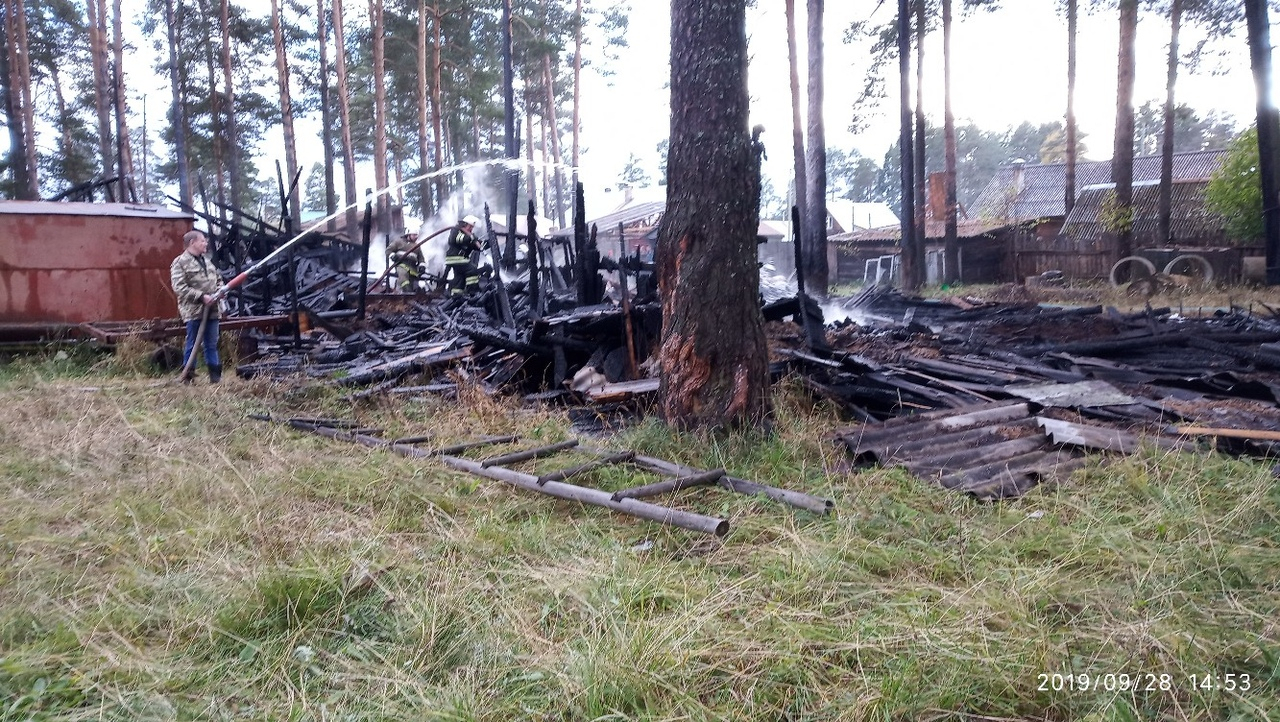 Появились фото с места пожара в Кирово-Чепецке, где здание сгорело дотла