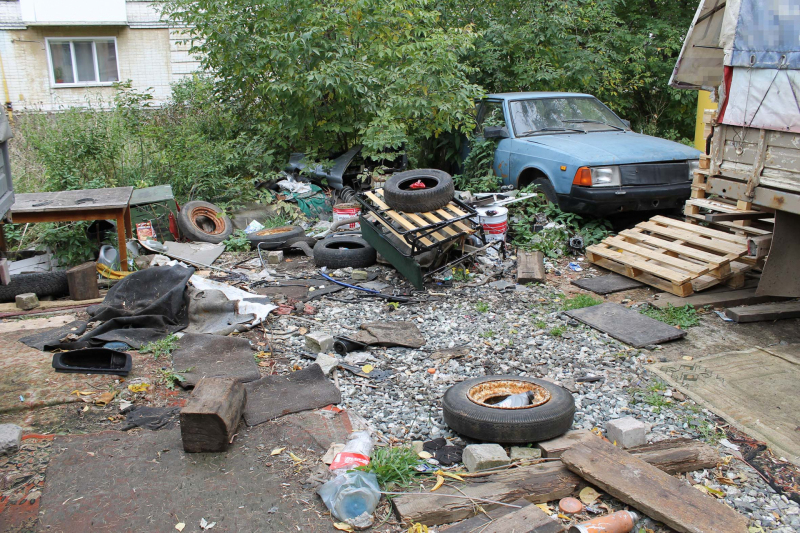 В Кирове автомеханики устроили опасную свалку в центре города