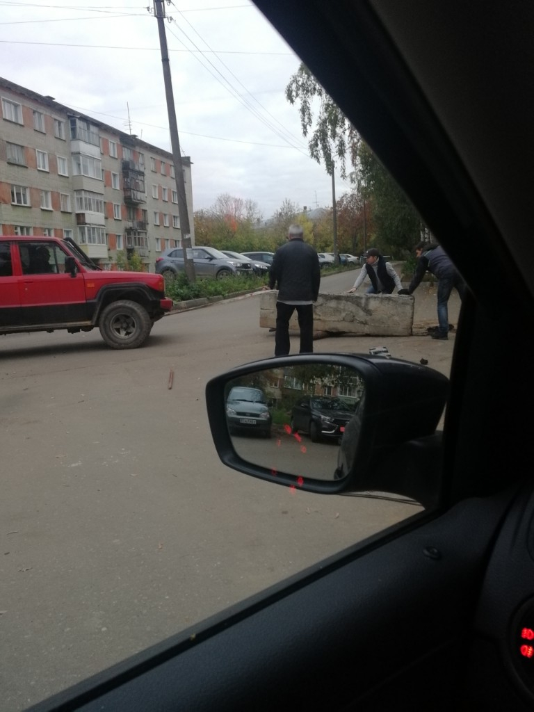 В Кирове жители дома по Сурикова самовольно перекрыли проезд