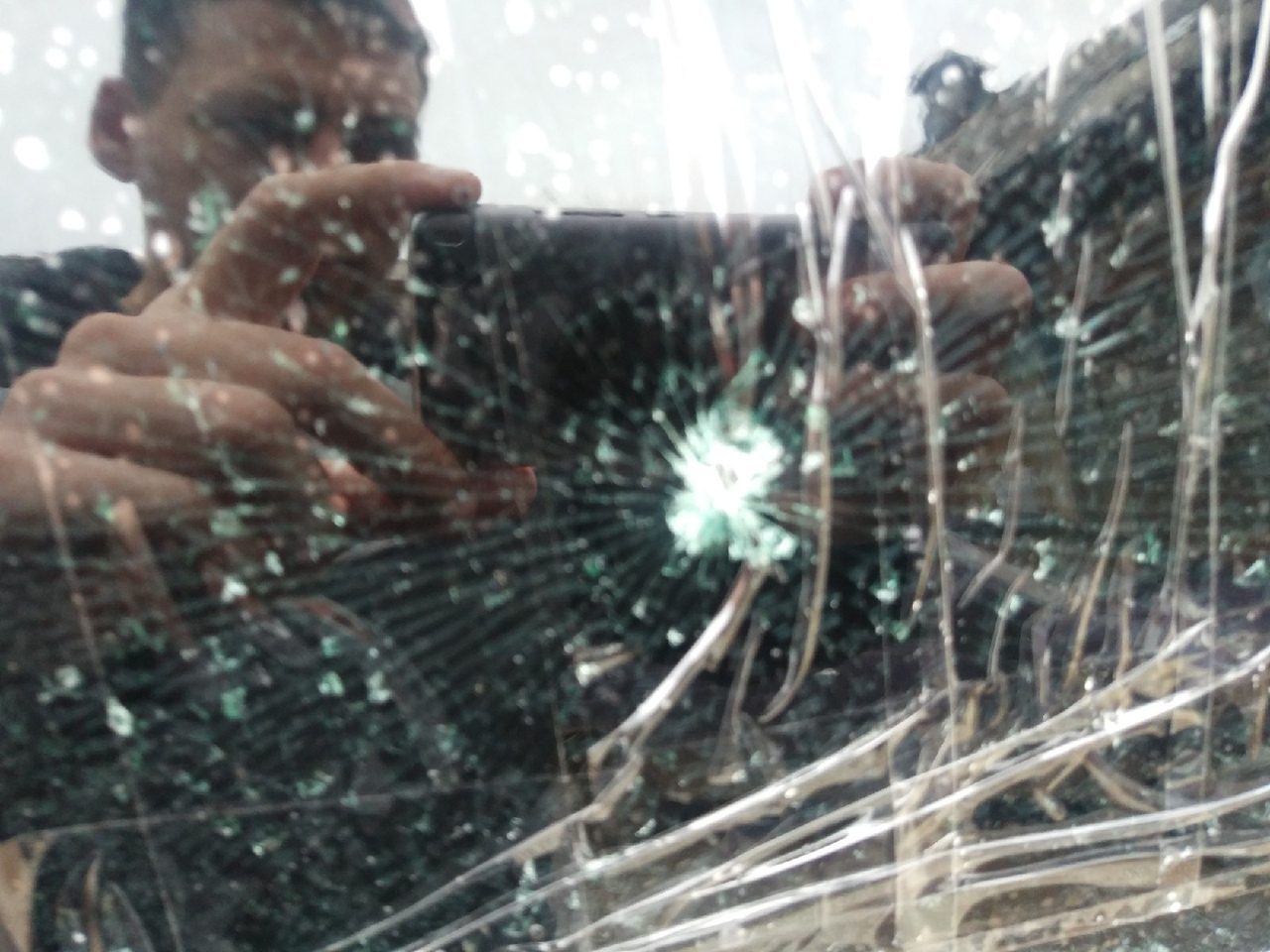 «На улице Луганской неизвестные обстреляли иномарку»: пострадавший ищет очевидцев ЧП