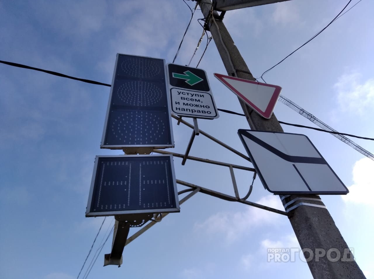 В Кирове установили знаки, разрешающие поворот на красный: первые штрафы