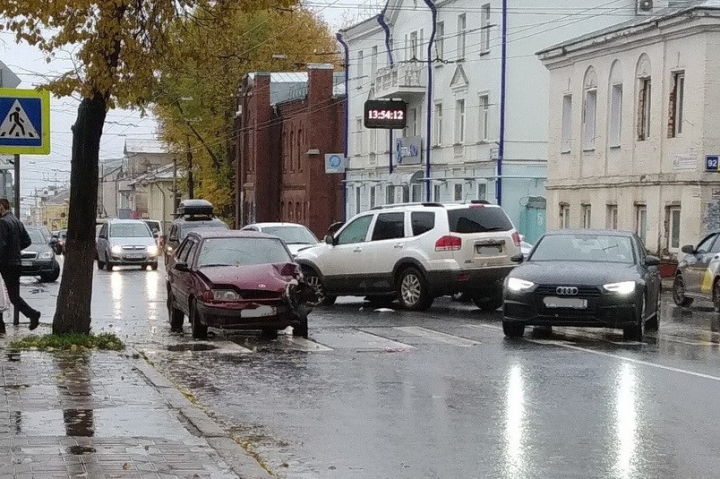 В центре Кирова столкнулись два автомобиля