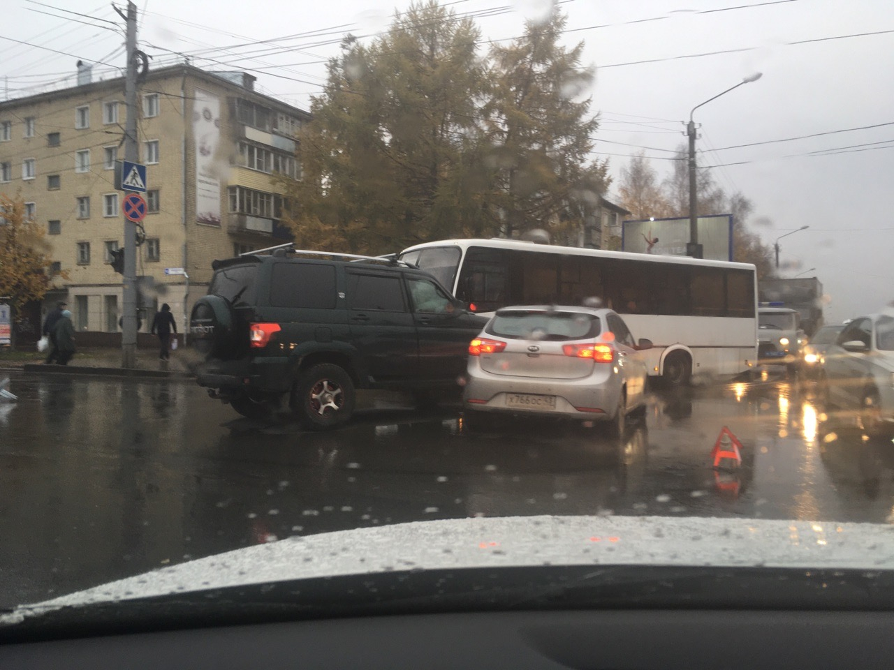 Опять ДТП: в Кирове столкнулись внедорожник и иномарка