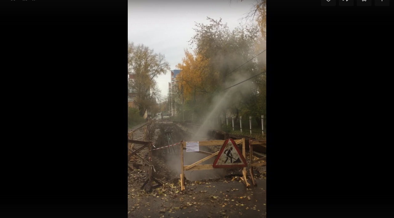 В Кирове возле школы из трубы бьет фонтан кипятка